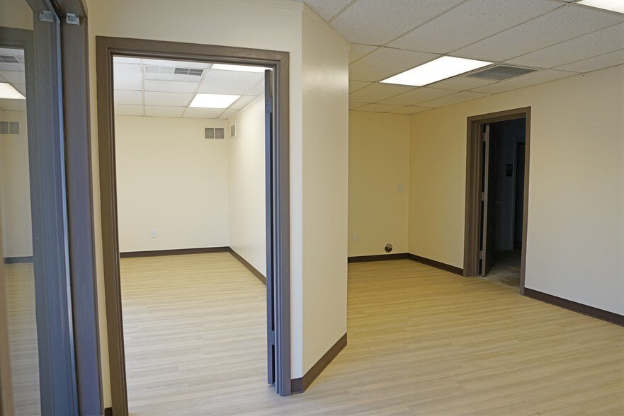 More Photos Of 8602-8612 S 222nd St, Kent Unknown For Lease