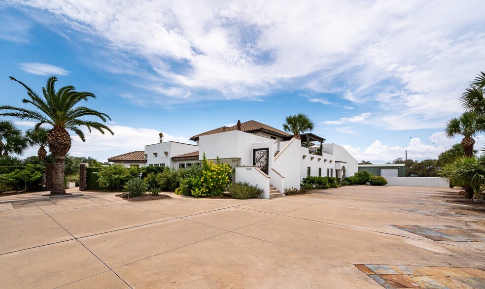More Photos Of 1703 Highway 35 S, Rockport Office Residential For Lease