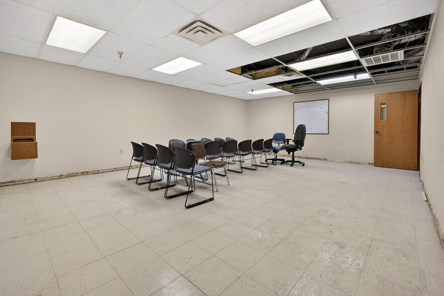 More Photos Of 1400 N Kennedy Ave, Shawnee Office For Sale