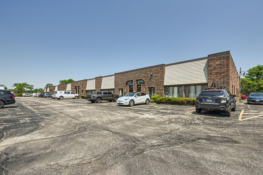 More Photos Of 271-285 E Helen Rd, Palatine Light Distribution For Lease