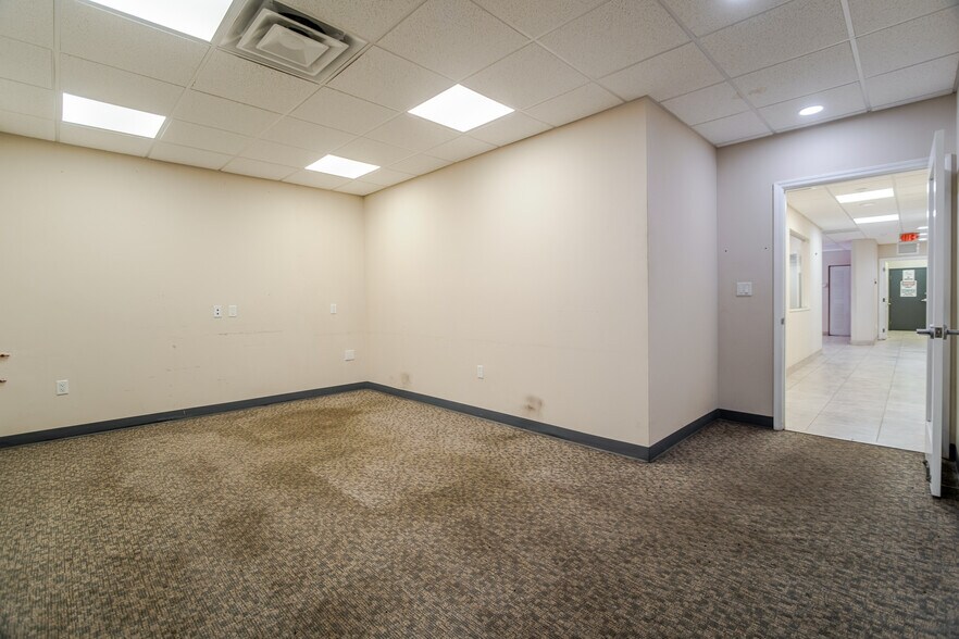 More Photos Of 1015 NW 72nd St, Miami Warehouse For Sale