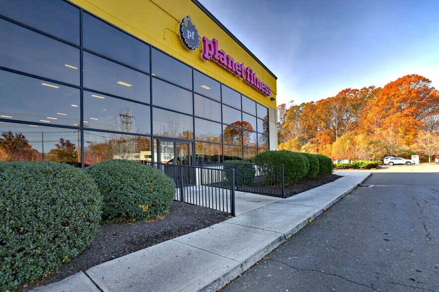 More Photos Of 469 E Main St, Branford Freestanding For Sale