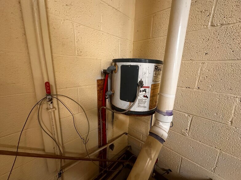 More Photos Of 522A S Main St, Broadway Flex For Sale