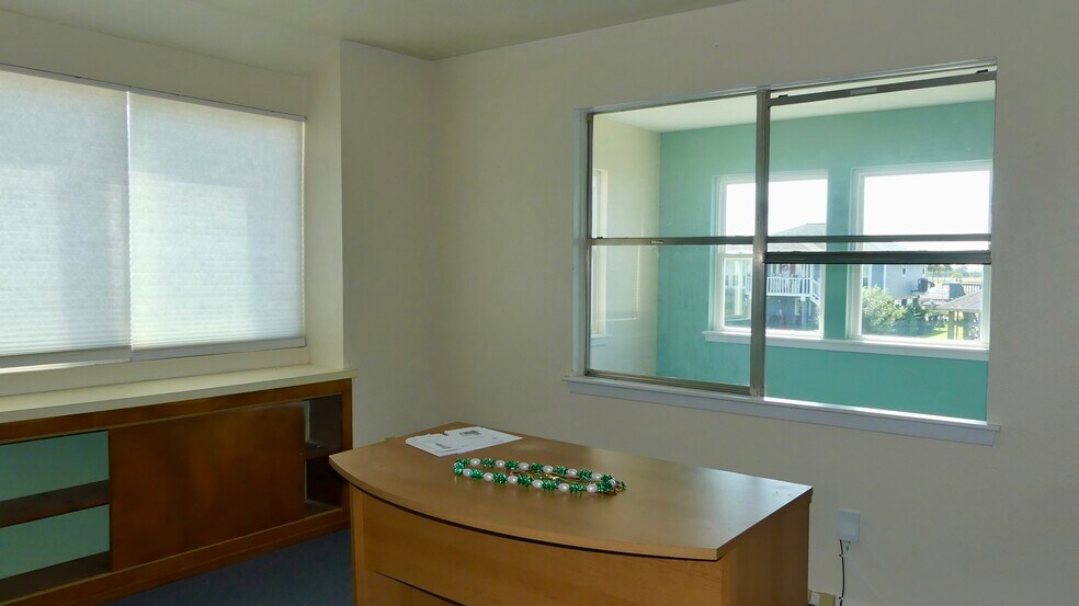 More Photos Of 926 Bonita St, Bayou Vista Office For Sale
