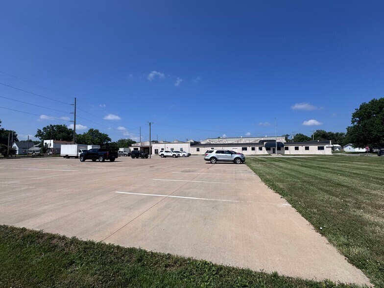 More Photos Of 510 N Pearl St, Macomb Industrial For Sale