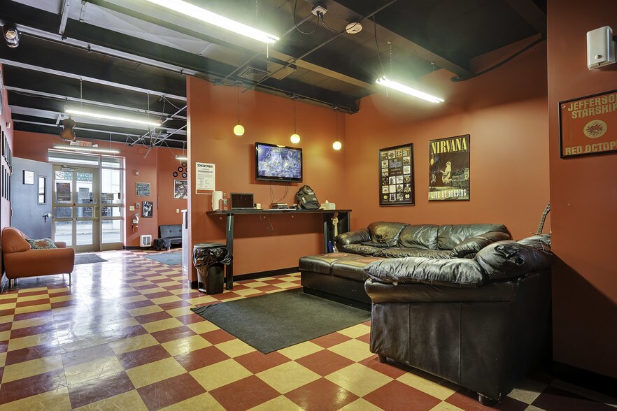 More Photos Of 1 W Main St, Somerville Freestanding For Lease