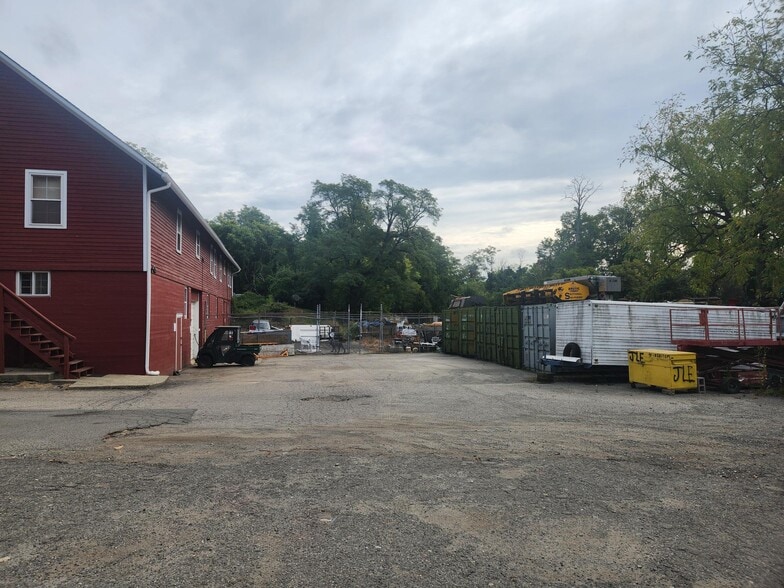 More Photos Of 23 Taylortown Rd, Montville Warehouse For Sale