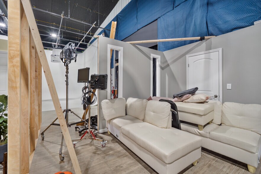 More Photos Of 2866 Roosevelt Blvd, Clearwater Showroom For Lease