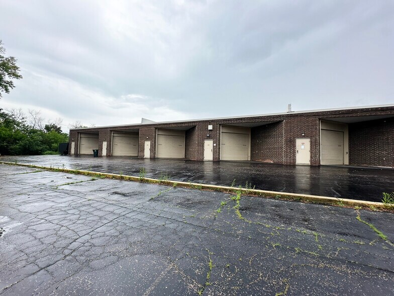 More Photos Of 2095-2119 Stonington Ave, Hoffman Estates Warehouse For Lease