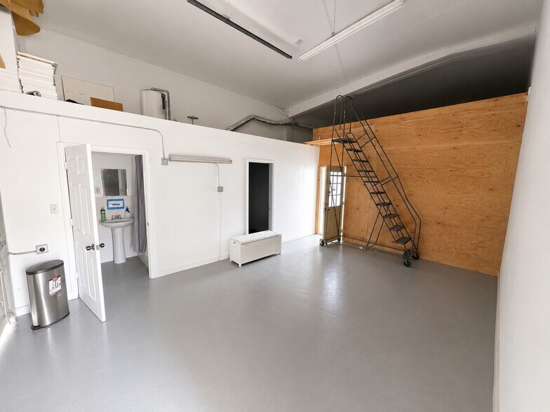 More Photos Of 4138 Causeway Blvd, Tampa Warehouse For Lease