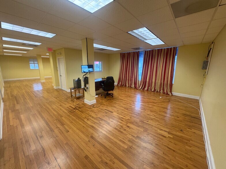 More Photos Of 2716 Sutherland Ave, Knoxville Showroom For Lease