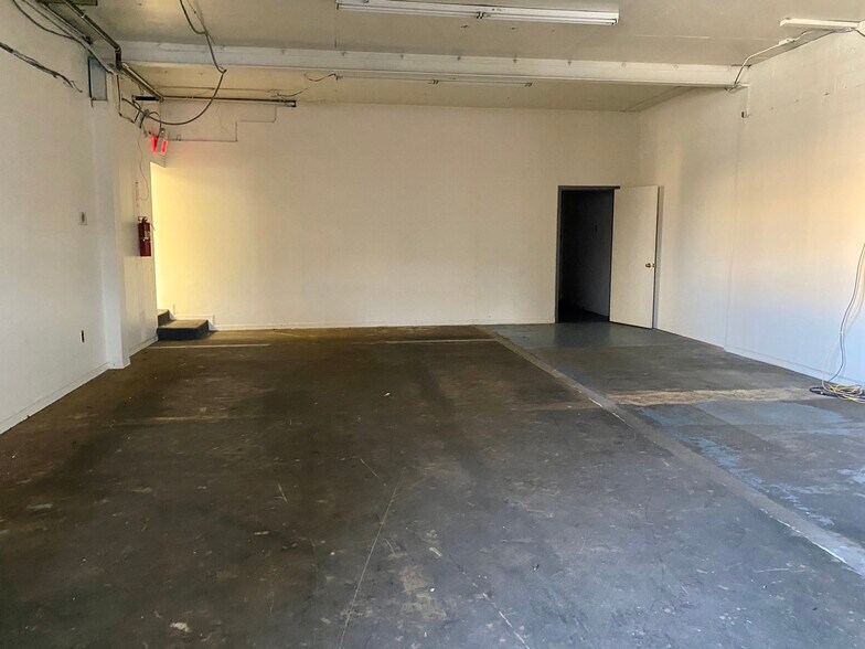 More Photos Of 31 DiCarolis Ct, Hackensack Warehouse For Lease