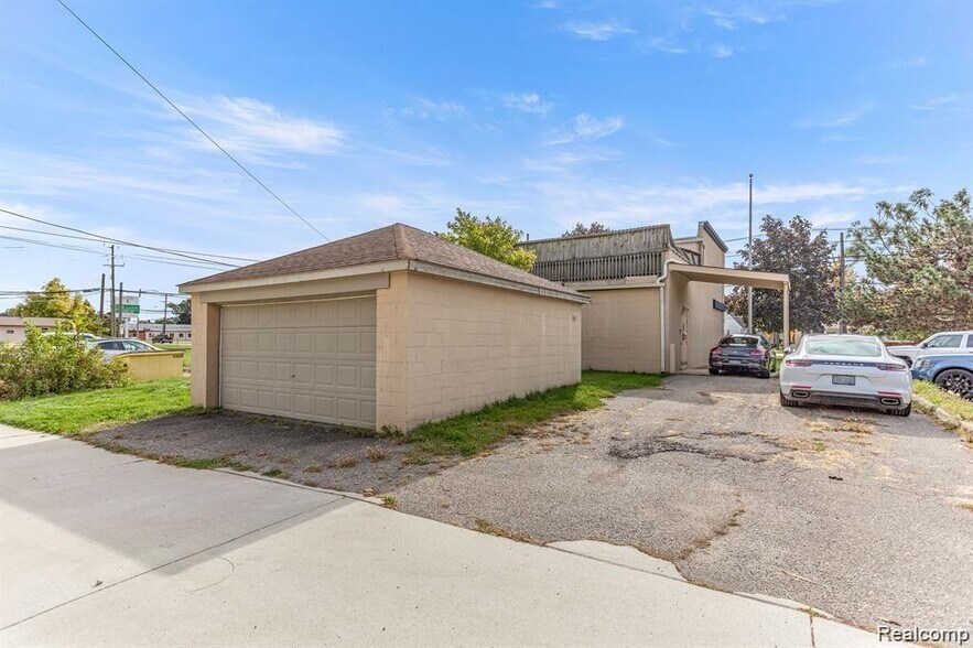 More Photos Of 3020 Oakwood Blvd, Melvindale Office For Lease