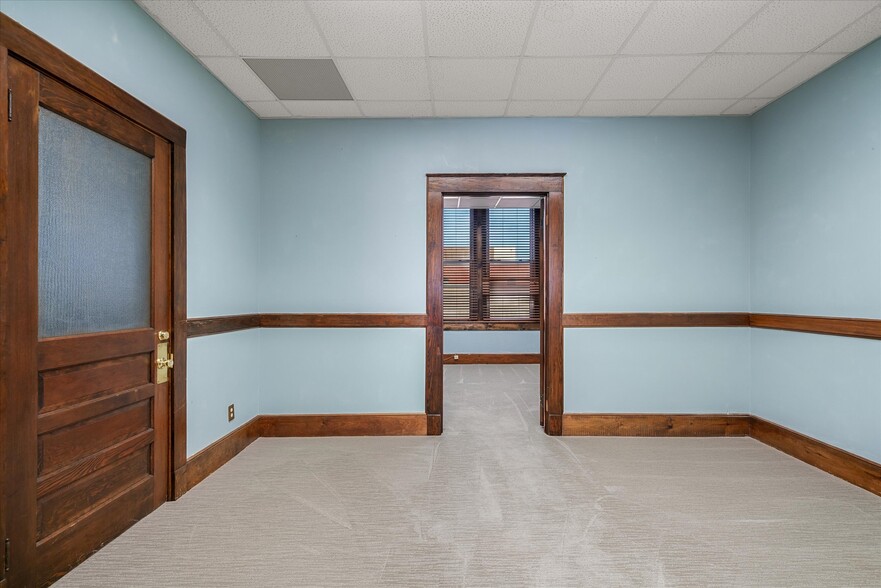 More Photos Of 102 E Moore Ave, Terrell Office For Sale