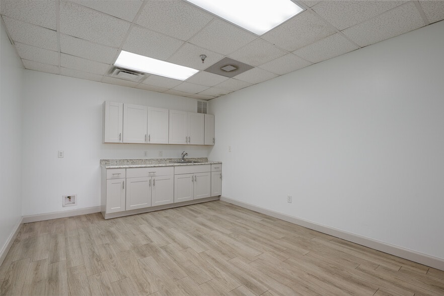 More Photos Of 5025-5035 Sharp St, Dallas Warehouse For Sale