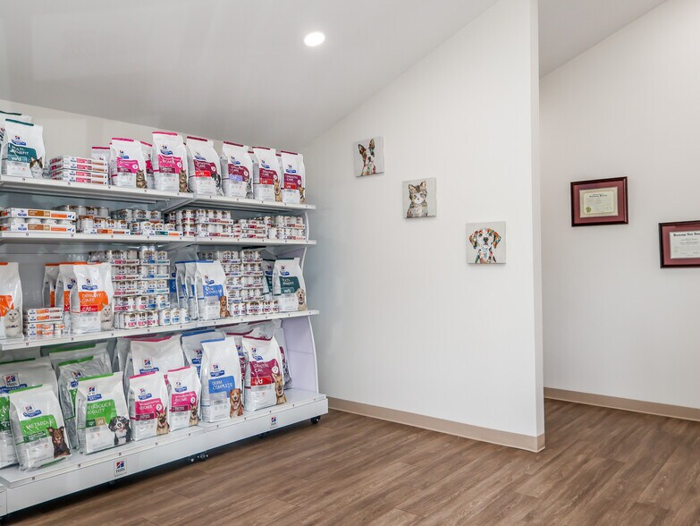 More Photos Of 2889 S Lamar Blvd, Oxford Flex For Lease