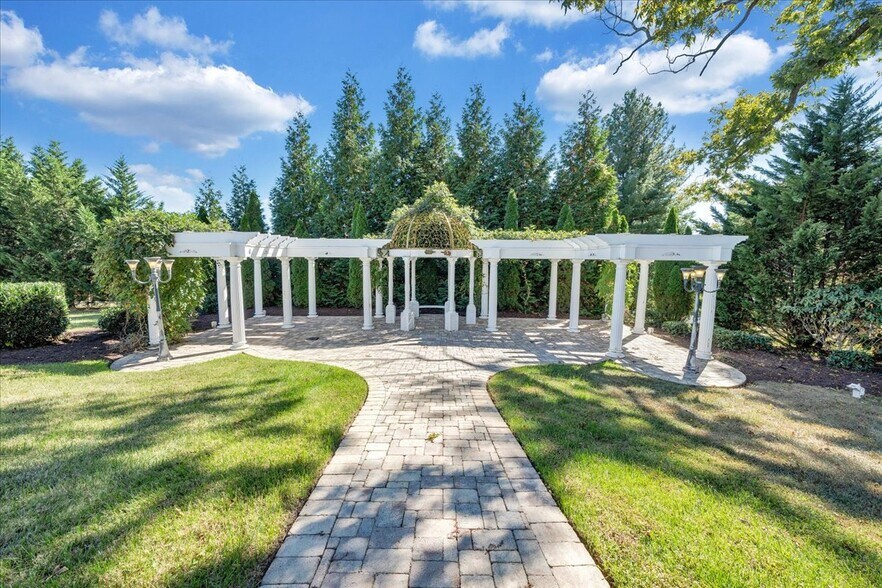 More Photos Of 812 E Main St, Bedford Lodge Meeting Hall For Sale