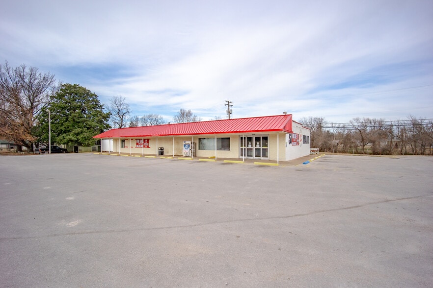 Primary Photo Of 1012 6th St, Maysville Supermarket For Sale