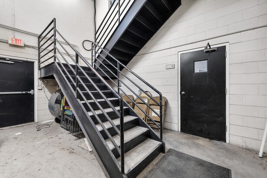 More Photos Of 3162 Clemson Rd, Orlando Radio TVTransmission Facilities For Lease