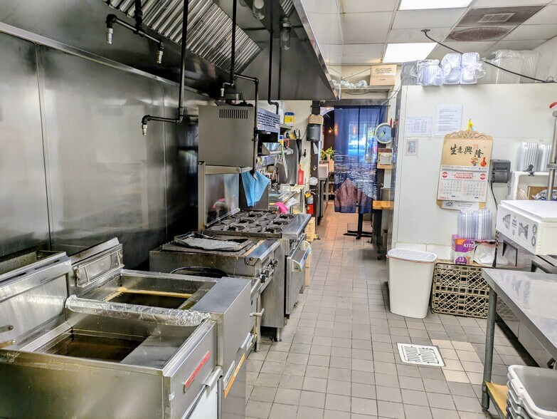 More Photos Of 23331-23391 Mulholland Dr, Woodland Hills General Retail For Lease