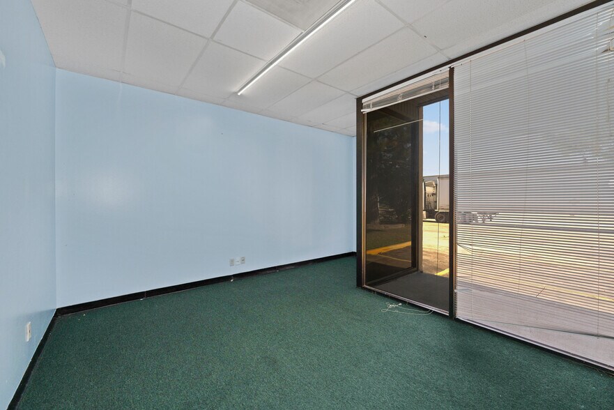 More Photos Of 6546 Petropark Dr, Houston Warehouse For Lease