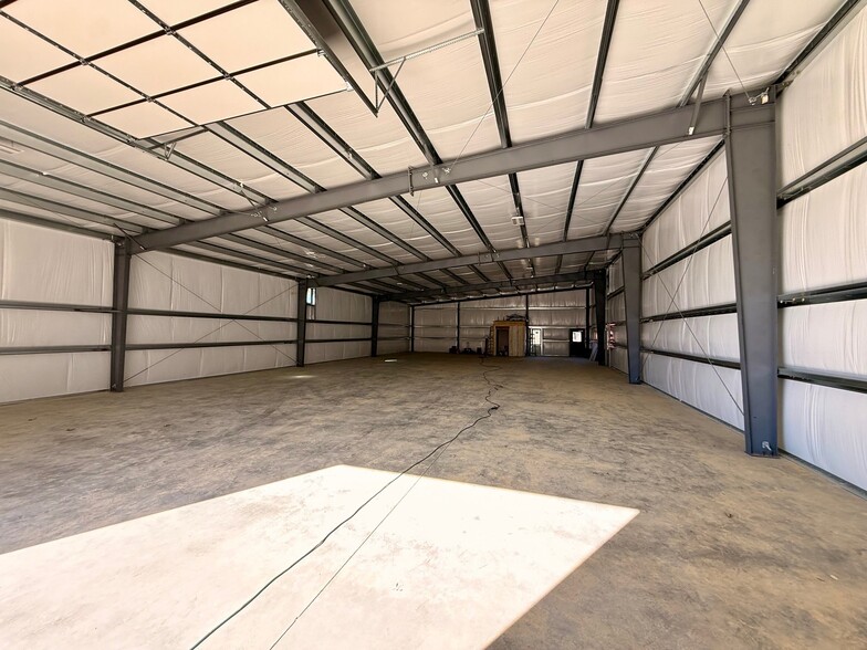 More Photos Of 347 Rymer Rd, Chatsworth Warehouse For Lease