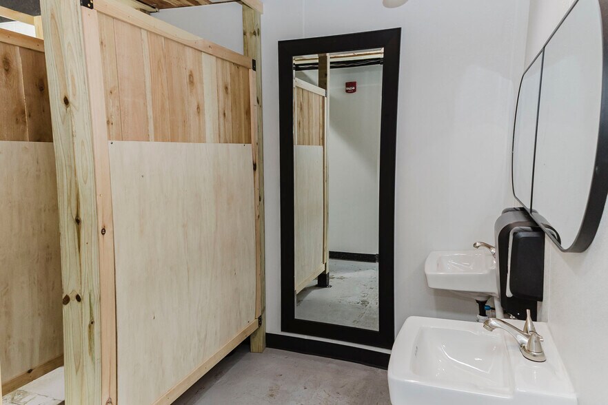 More Photos Of 130 N Washington Ave, Wichita General Retail For Sale