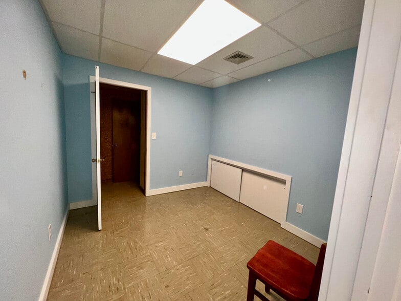 More Photos Of 2 Center St, Tariffville Freestanding For Sale
