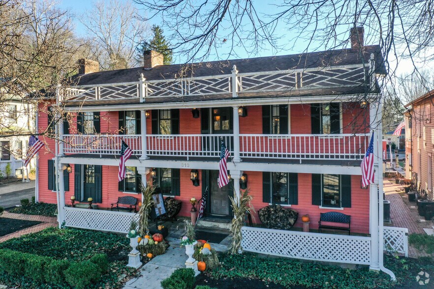 More Photos Of 313 Broadway E, Granville Hotel For Lease