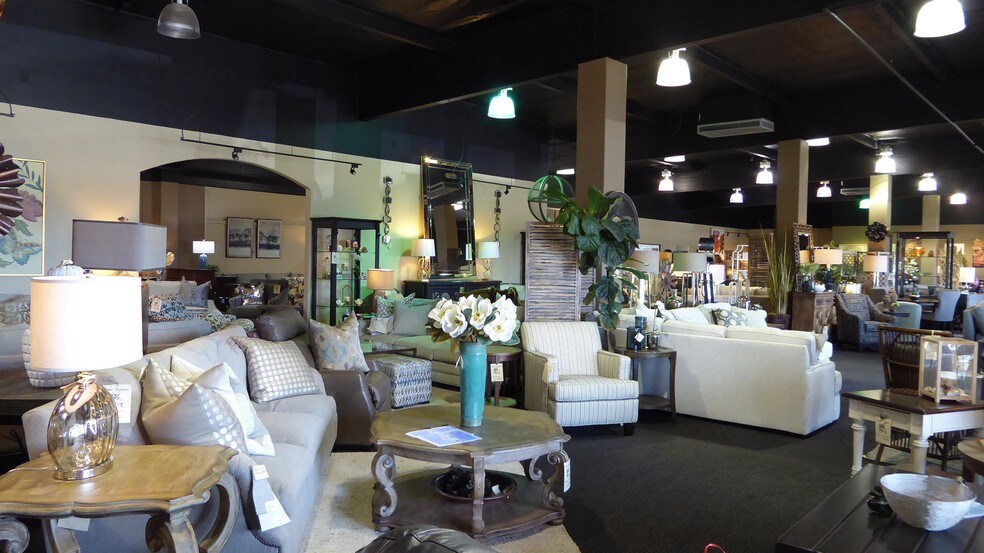 More Photos Of 1365-1371 Del Norte Rd, Camarillo Showroom For Sale