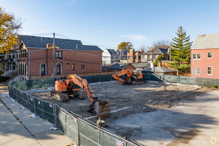 Primary Photo Of 2035 W Irving Park Rd, Chicago Apartments For Lease