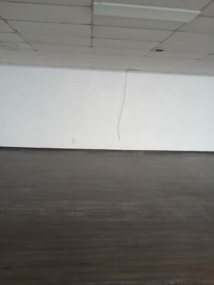 More Photos Of 6111 SRL Thornton Freeway, Dallas General Retail For Lease