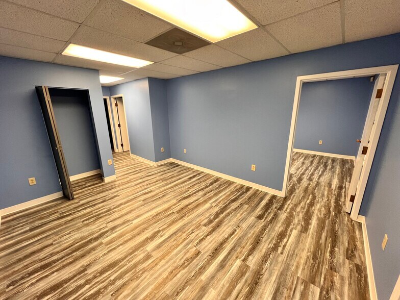 More Photos Of 1300-1319 Central Ct, Hermitage Office For Lease