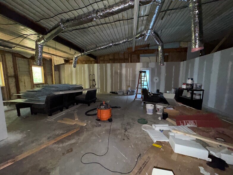 More Photos Of 10535 Highway 53 W, Talking Rock Service For Sale