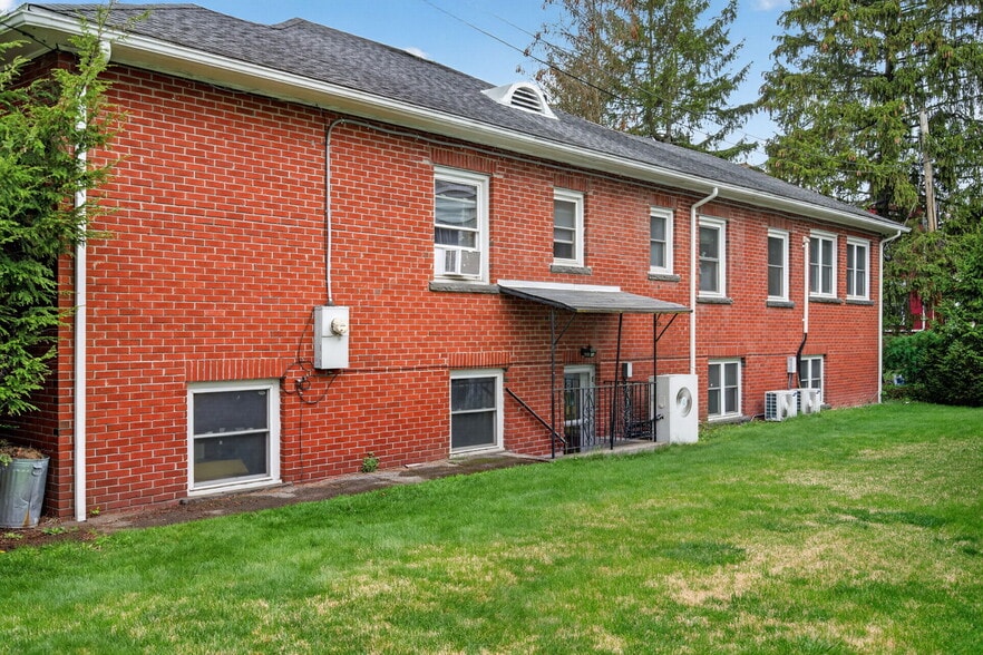 More Photos Of 111 Maiden Ln, Kingston Medical For Sale