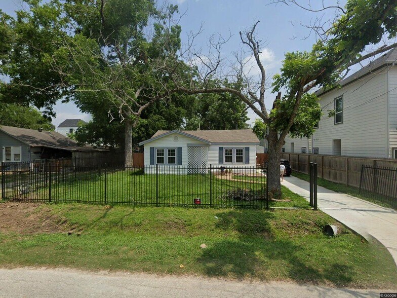 Primary Photo Of 818 Thornton Rd, Houston Office Residential For Lease