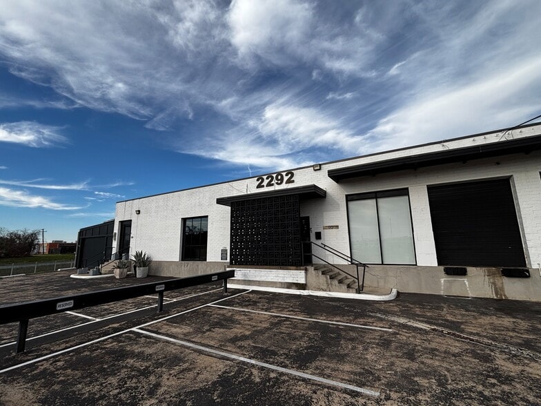 More Photos Of 2292 Vantage St, Dallas Flex For Lease