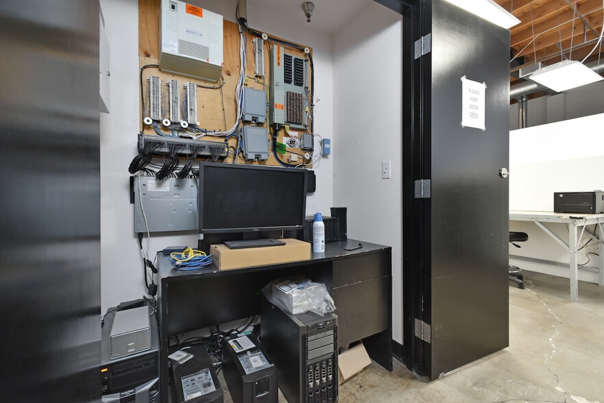 More Photos Of 1738-1740 Cordova St, Los Angeles Showroom For Lease