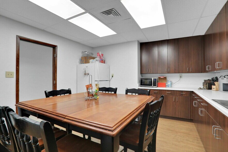 More Photos Of 1712-1736 University Blvd S, Jacksonville Medical For Sale