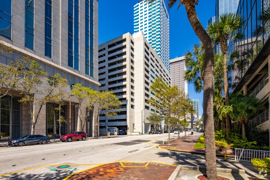 More Photos Of 203 N Ashley Dr, Tampa Parking Lot For Lease