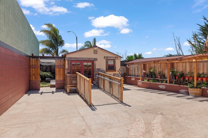 More Photos Of 1637 Del Monte Blvd, Seaside Storefront For Sale