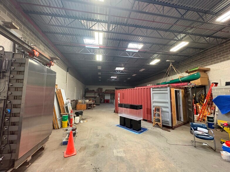 More Photos Of 4229 W Kinzie St, Chicago Warehouse For Lease