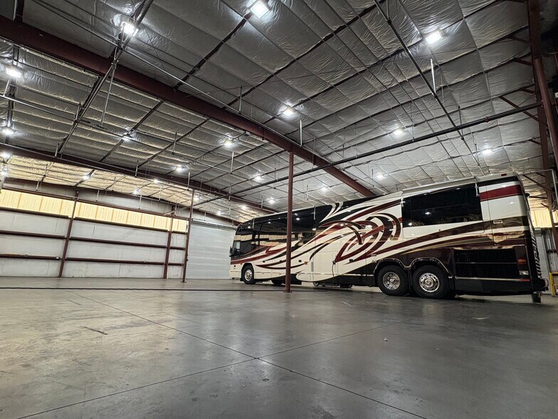More Photos Of 3007 29th Ave E, Bradenton Manufacturing For Lease