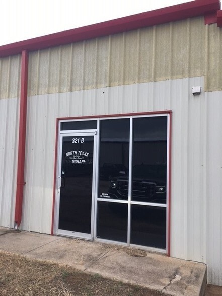 More Photos Of 301 Thomas Pl, Everman Warehouse For Lease
