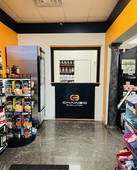 More Photos Of 500-502 Main St, Waltham Storefront Retail Residential For Lease