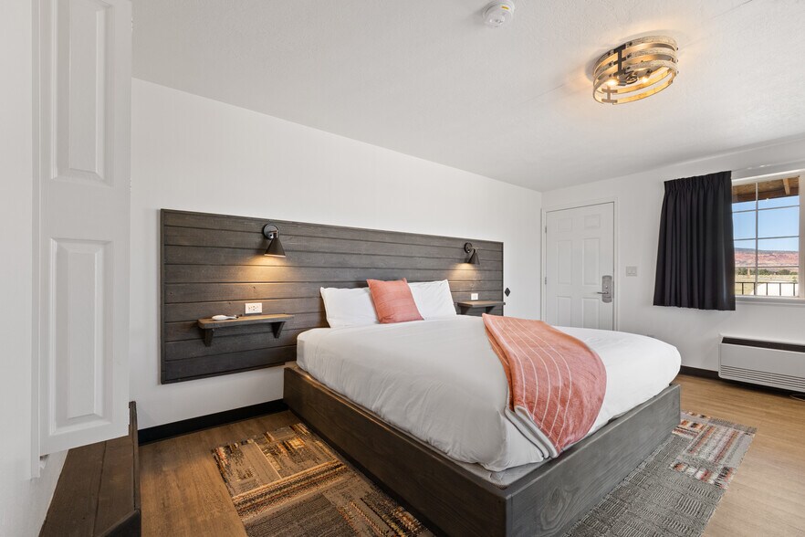 More Photos Of 955 E Utah State Route 24, Torrey Hotel For Sale