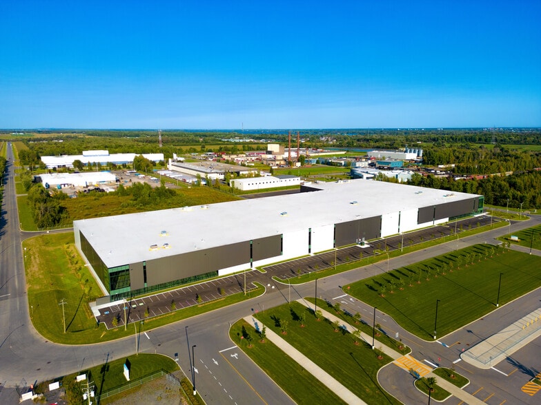 More Photos Of 25 Rue Léon-Malouin, Coteau-du-lac Distribution For Sale