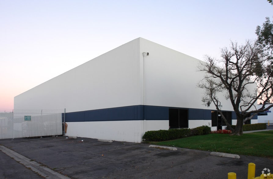 More Photos Of 20700 Belshaw Ave, Carson Warehouse For Lease