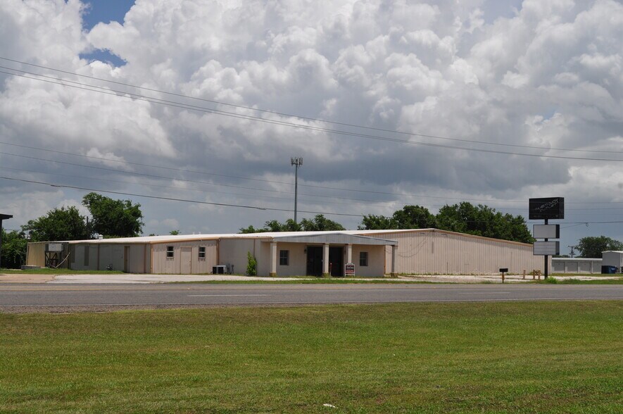 More Photos Of 1501 S Blue Bell Rd, Brenham Warehouse For Sale