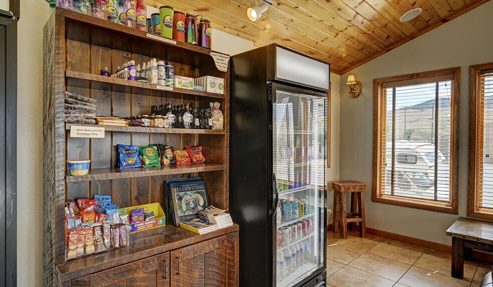 More Photos Of 702 Scott St, Gardiner Hotel For Sale